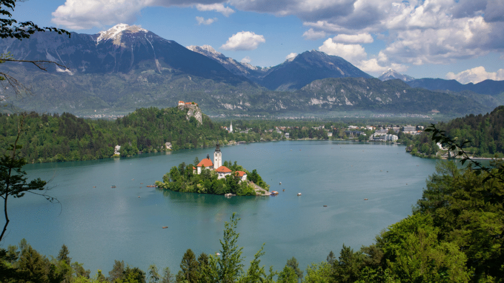 4. Lago de Bled – Eslovênia: A Beleza Natural e as Águas Termais
