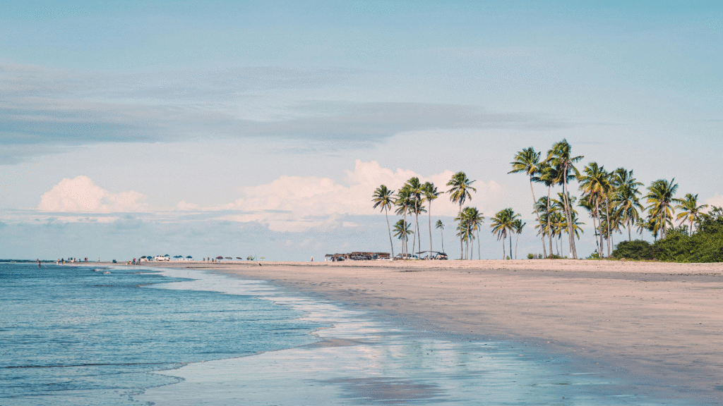 Por que descobrir praias tranquilas para aposentados em 2025 no Brasil?